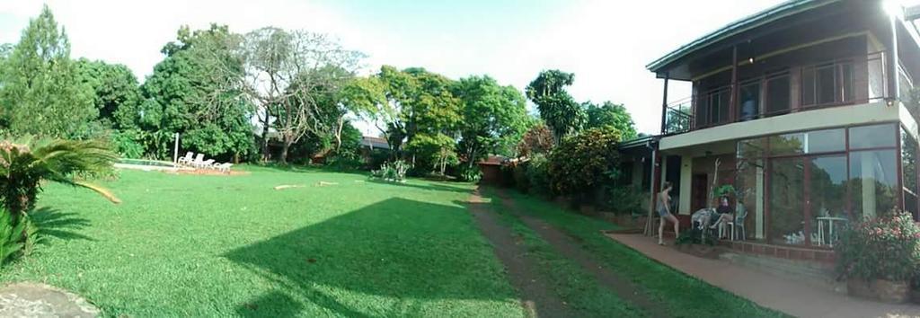 Hostel Y Posada Colibri Puerto Iguazú Buitenkant foto